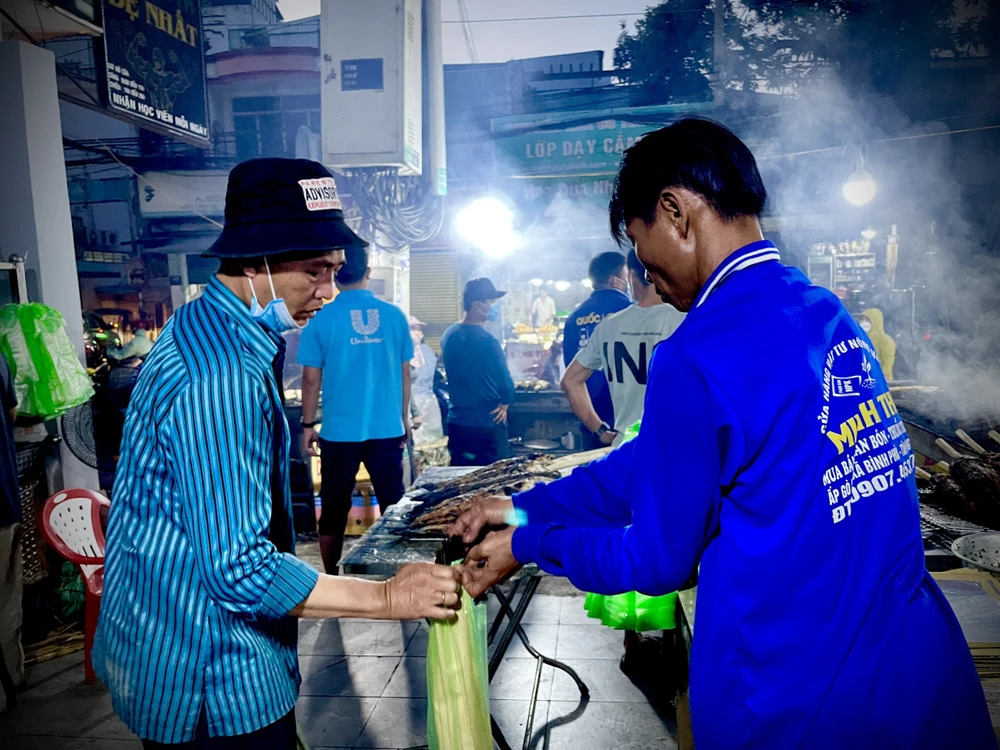 Người mua kẻ bán nhộn nhịp ở cửa hàng của ông Trung. Ảnh: TÚ NGÂN