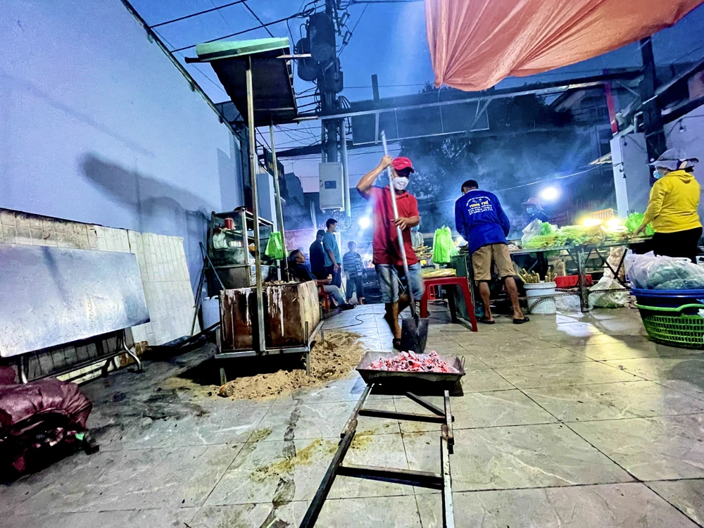 Những bếp than đỏ lửa từ đêm đến sáng sớm để kịp nướng cá cung cấp cho khách hàng.