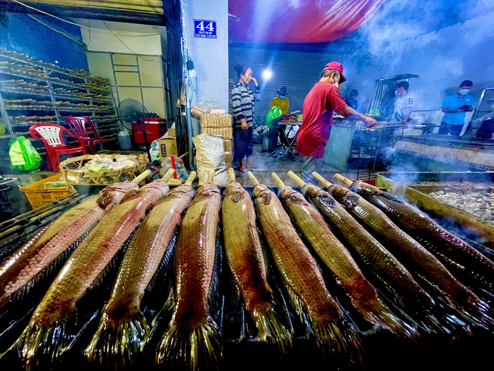 Cá được xiên vào một cây mía nhỏ và nướng trên lửa than khoảng 20-30 phút cho chín vàng giòn lớp vỏ bên ngoài, sau đó sẽ dùng dao cạo hết lớp than.