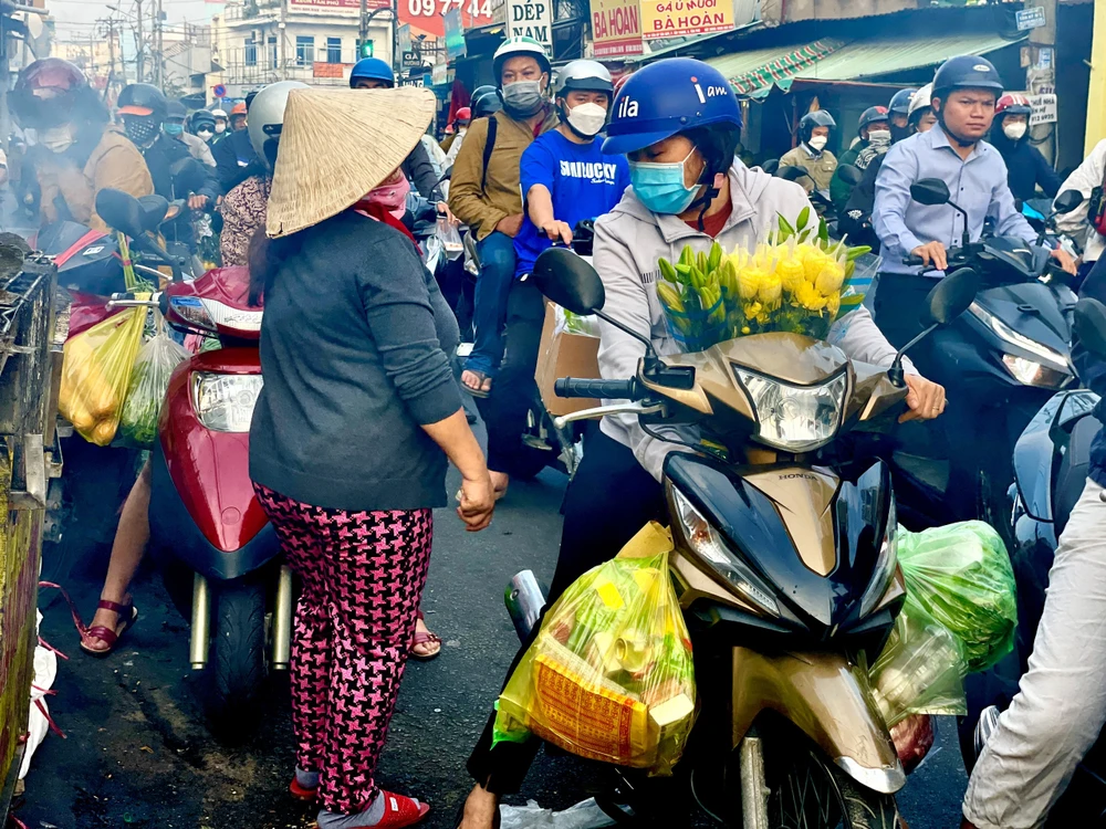 Người dân tất bật mua lễ vật cúng ngày vía Thần tài.