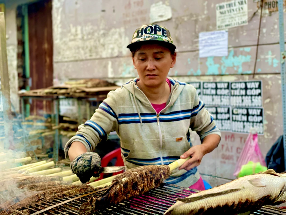 Chị Vũ Thị Hồng Nhung cho biết, dù thức cả đêm rất mệt nhưng mỗi năm chỉ có hai ngày nên tranh thủ bán.