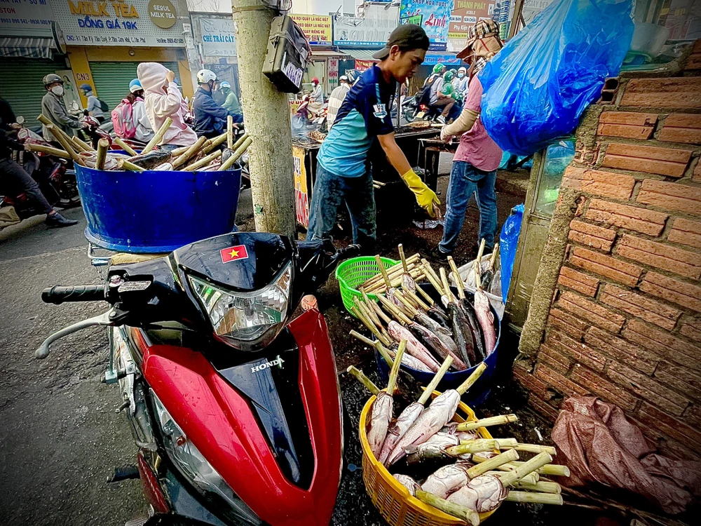 Năm nay, các cửa hàng bán cá lóc nướng trên đường Tân Kỳ Tân Quý nhập về từ 800 – 5.000 con cá lóc.