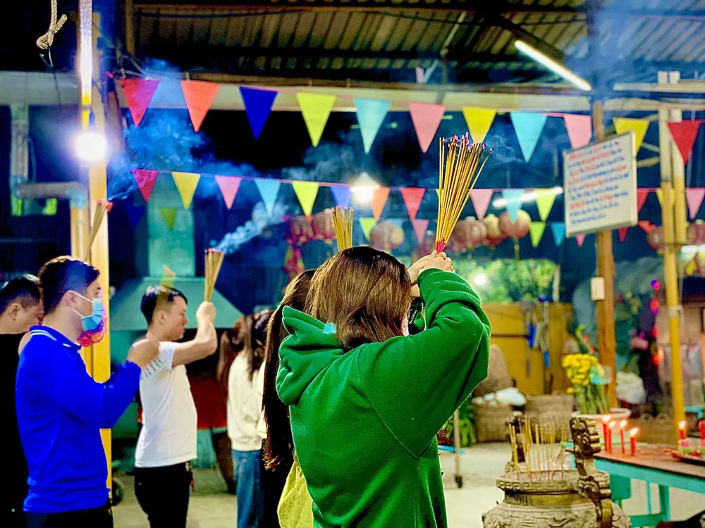 Nhiều người dân và khách du lịch đã đến tham quan, thắp nhang để cầu bình an, may mắn. Ảnh: T.N