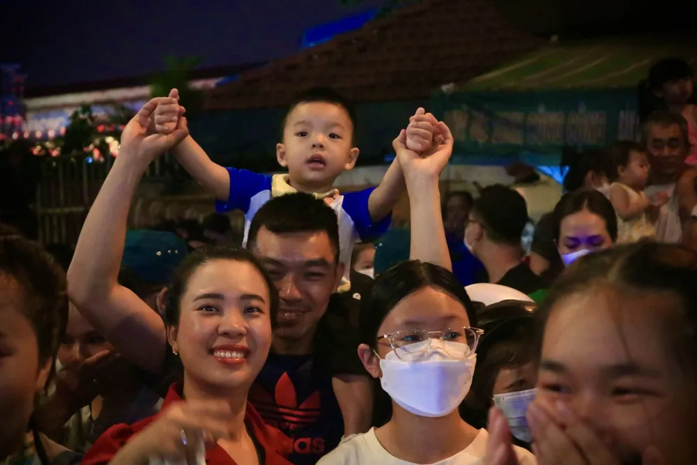 Em nhỏ được gia đình dẫn ra phố hòa cùng không khí náo nhiệt tại lễ hội tết Nguyên Tiêu năm nay.