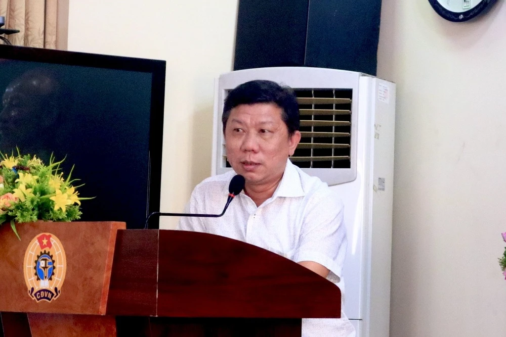 Ông Trần Đoàn Trung, Phó Chủ tịch Thường trực LĐLĐ TP.HCM phát biểu tại hội nghị. Ảnh: T.N