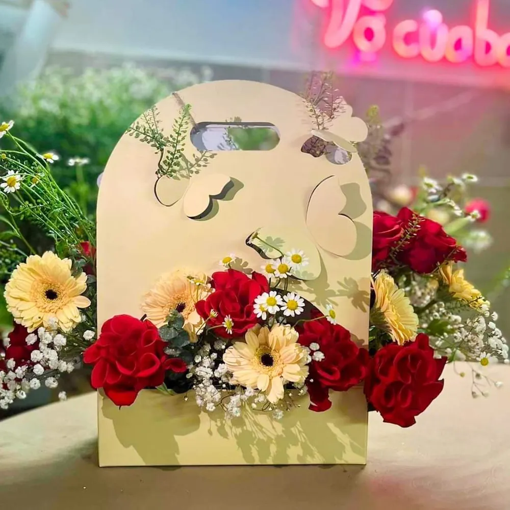 Những tấm thiệp hoa hồng tươi thể hiện sự lãng mạn trong dịp Lễ tình nhân. Ảnh: CHCC