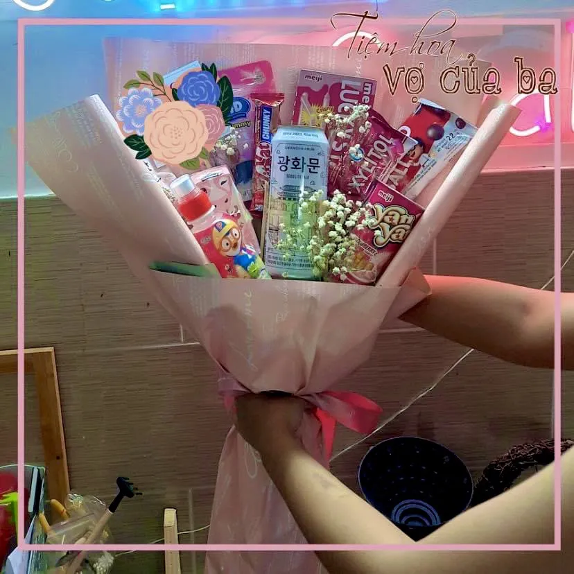 Những bó hoa độc đáo, dễ thương từ bánh kẹo được nhiều bạn trẻ lựa chọn. Ảnh: CHCC