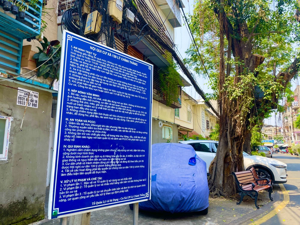 Bảng nội quy được người dân đặt tại đầu hẻm 139 Lý Chính Thắng.