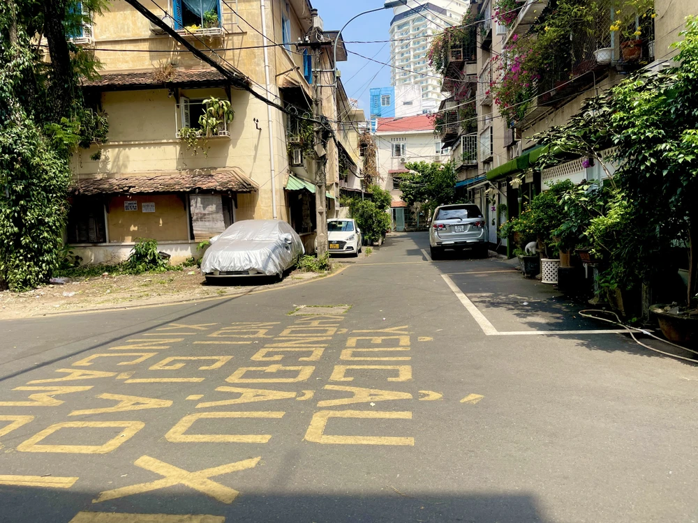 Địa điểm check-in "hot" tại con hẻm giờ đã yên tĩnh.