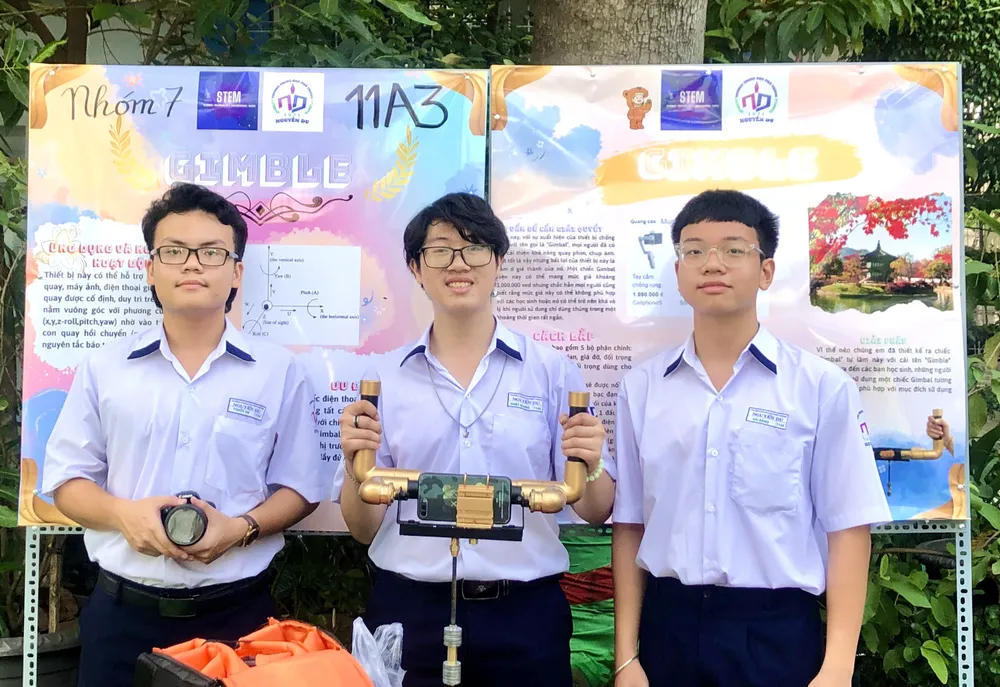 Có hơn 60 sản phẩm của các bạn học sinh được mang đến dự thi. Ảnh: KHÁNH TRÚC