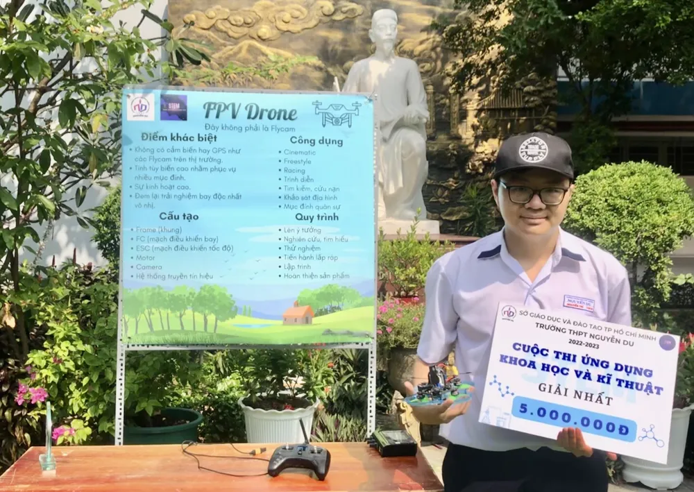 Nguyễn Trí lớp 12A10 đạt giải nhất cuộc thi &quot;Ngày hội Stem lần 4 - Ứng dụng khoa học kĩ thuật&quot;. Ảnh: KHÁNH TRÚC
