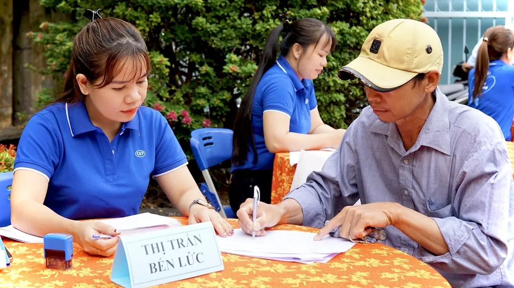 Những sản phẩm tín dụng, tiết kiệm và phát triển cộng đồng được tổ chức CEP tư vấn đến công nhân, người dân lao động. Ảnh: CEP Những sản phẩm tín dụng, tiết kiệm và phát triển cộng đồng được tổ chức CEP tư vấn đến công nhân, người dân lao động. Ảnh: CEP