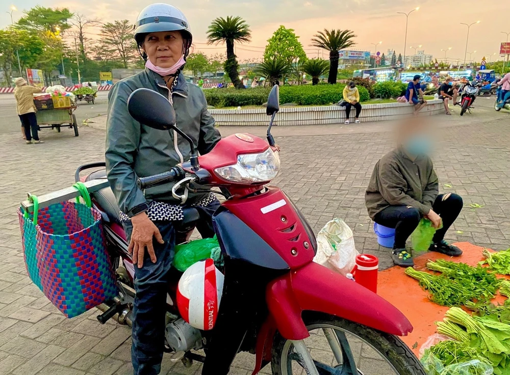 Bà Hồ Thị Tám đang tất bật giao những chuyến hàng. Ảnh: T.N