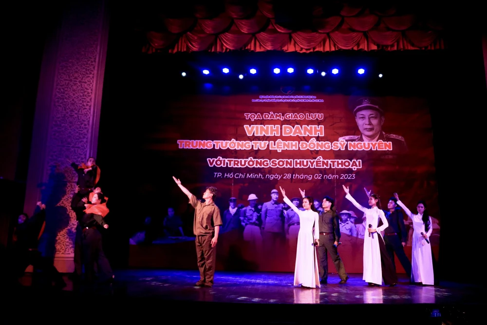 Tiết mục văn nghệ tại buổi giao lưu. Ảnh: TÚ NGÂN