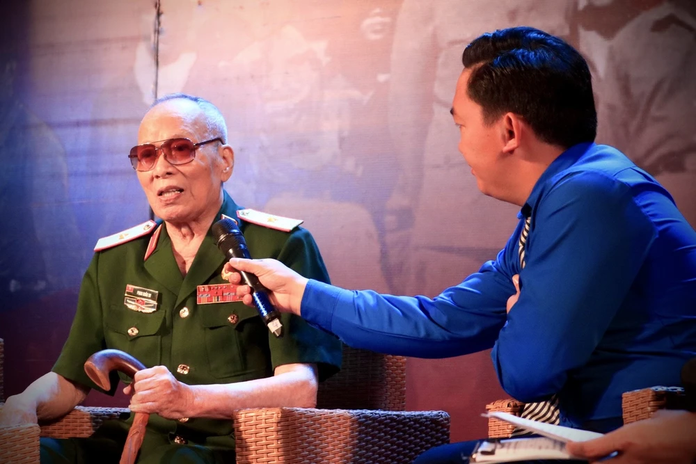 Thiếu tướng Phan Khắc Hy, Nguyên Phó tư lệnh, Bộ tư lệnh Trường Sơn bồi hồi nhớ lại những ngày tháng gắn bó với Trung tướng Đồng Sỹ Nguyên. Ảnh: TÚ NGÂN