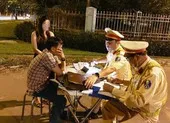 Tài xế có hơi men chơi chiêu đổi lái cho vợ khi bị CSGT thổi