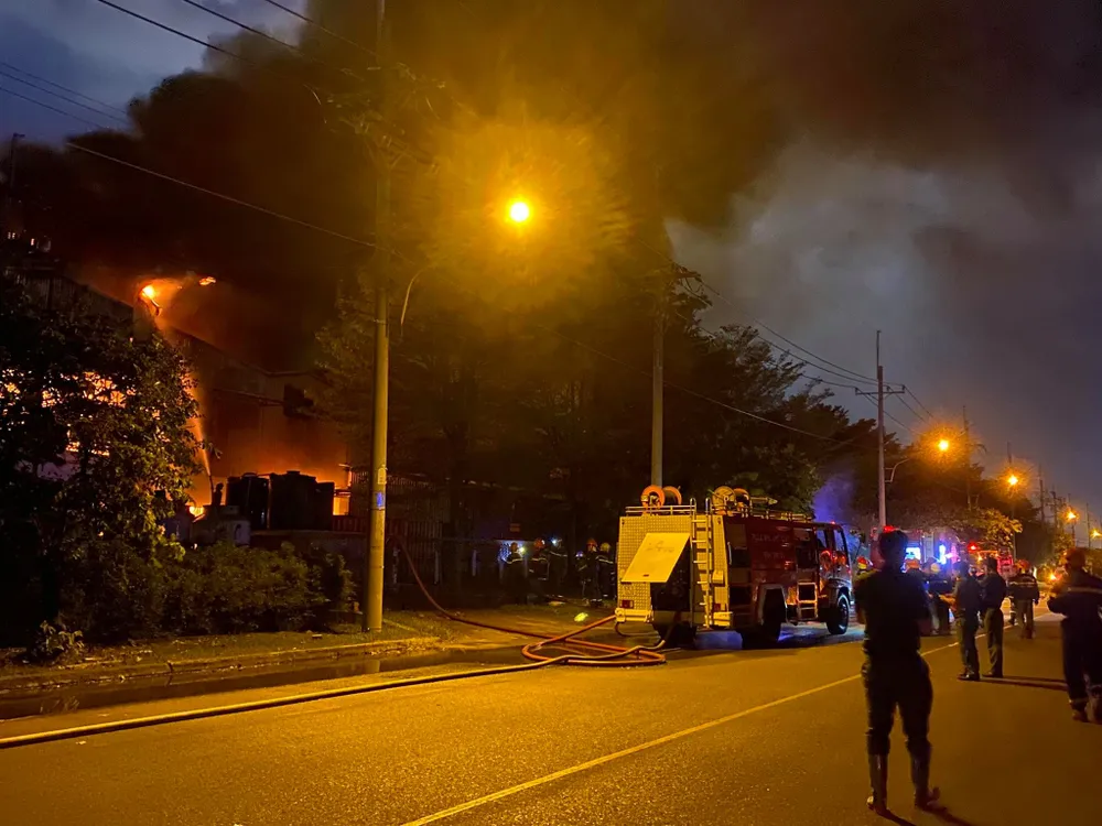 33 cảnh sát bị thương khi chữa cháy ở Khu chế xuất Tân Thuận ảnh 1 33 cảnh sát bị thương khi chữa cháy ở Khu chế xuất Tân Thuận ảnh 1