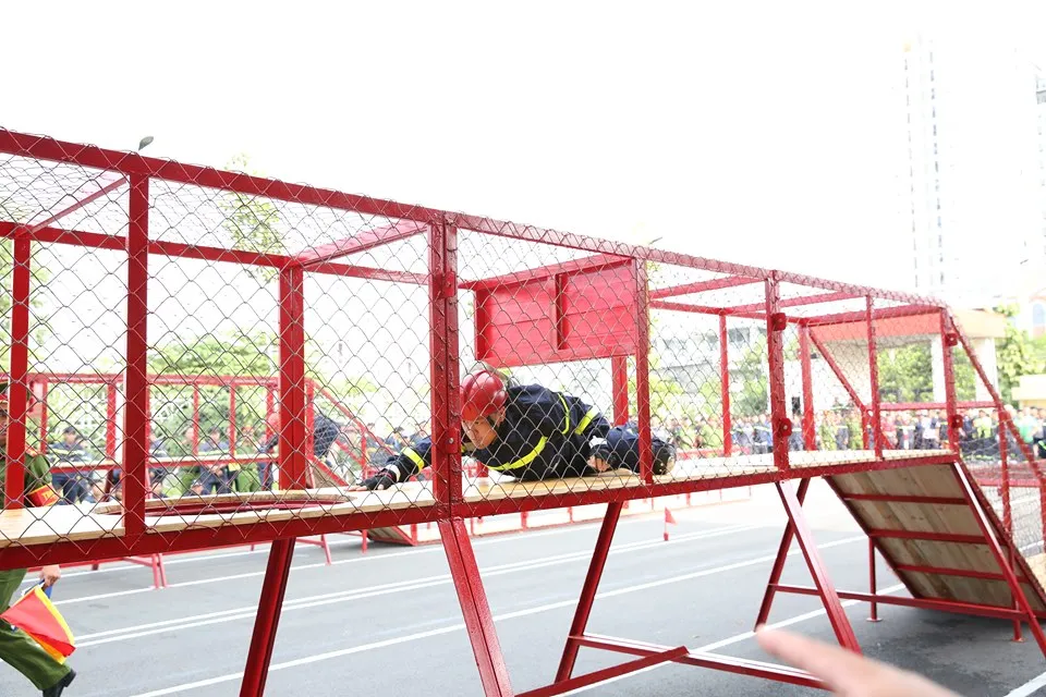 Xem 600 Cảnh sát PCCC vượt tường lửa ngoạn mục ảnh 2