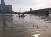 Đang đi xe máy, nam thanh niên xuống xe nhảy cầu Phú Mỹ ảnh 2 Cảnh sát lặn cả buổi tìm nam thanh niên nhảy cầu Sài Gòn