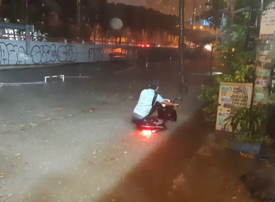 Hình ảnh nước ngập tới yên xe trong cơn mưa lớn tại TP.HCM ảnh 1