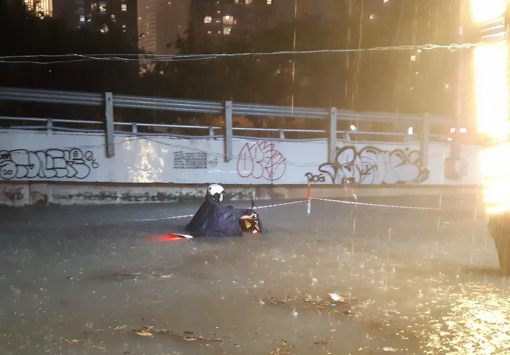 Hình ảnh nước ngập tới yên xe trong cơn mưa lớn tại TP.HCM ảnh 2