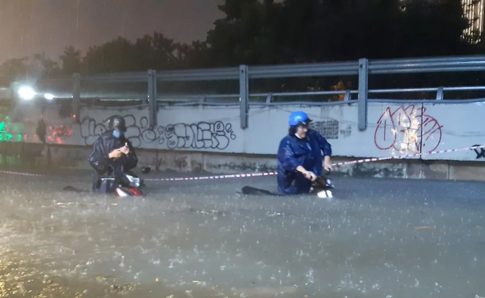 Hình ảnh nước ngập tới yên xe trong cơn mưa lớn tại TP.HCM ảnh 6