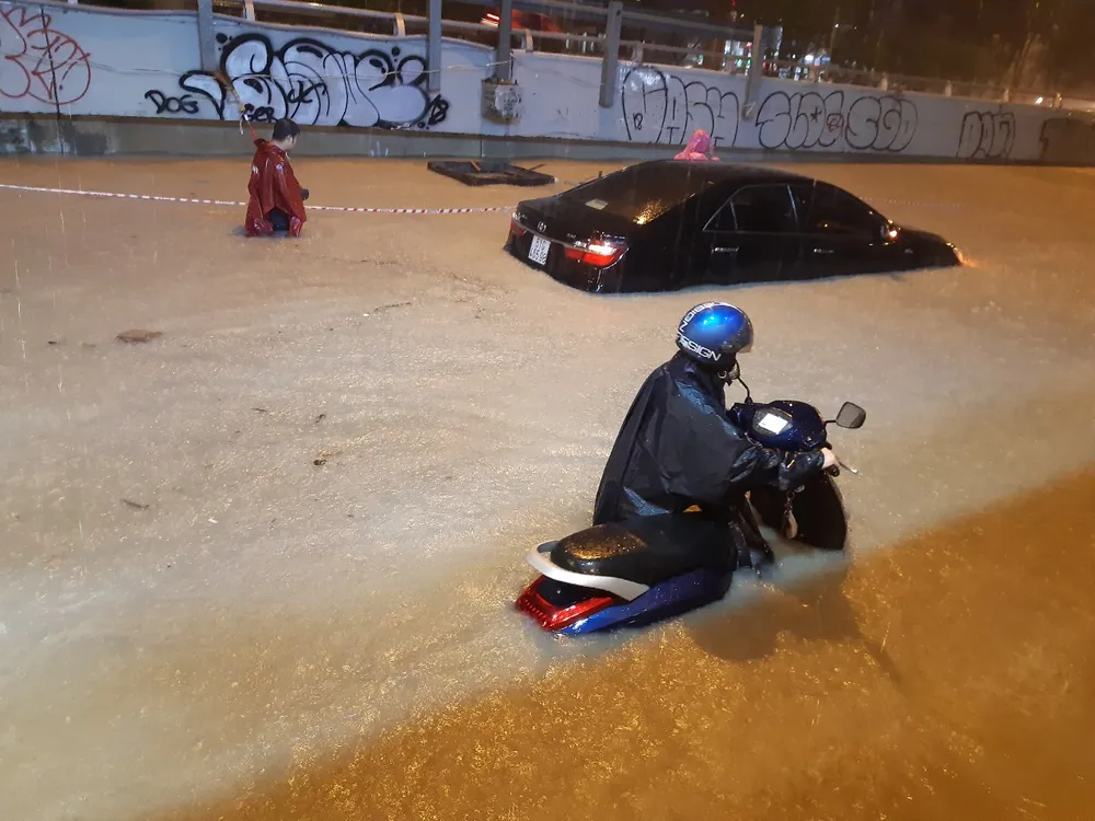 Hình ảnh nước ngập tới yên xe trong cơn mưa lớn tại TP.HCM ảnh 7
