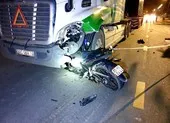 Xe máy găm vào xe container ở Bình Dương, 1 người tử vong