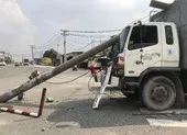 Ô tô tải đâm gãy trụ điện, hàng chục người thoát nạn