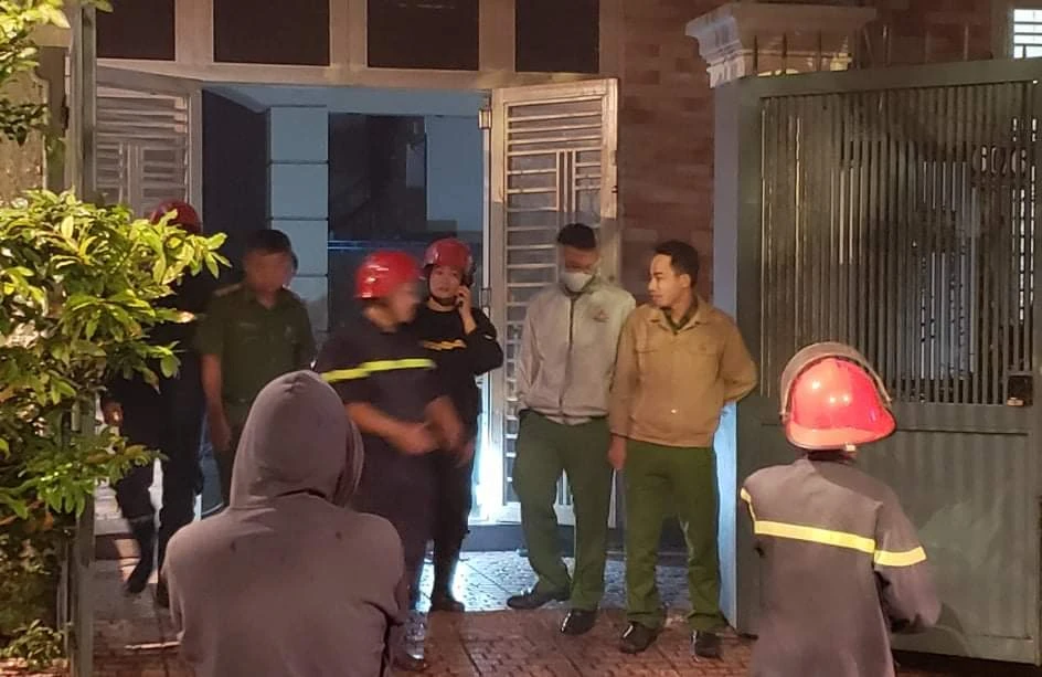 Người dân dùng khăn che mũi thoát khỏi đám cháy ở Thủ Đức ảnh 2