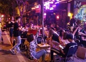 Các beer club tràn ra đường Phạm Văn Đồng