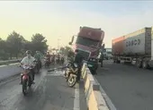 Container tông biển báo giao thông, QL1 qua Thủ Đức ùn xe ảnh 4 Container lao lên dải phân cách tại quận 9