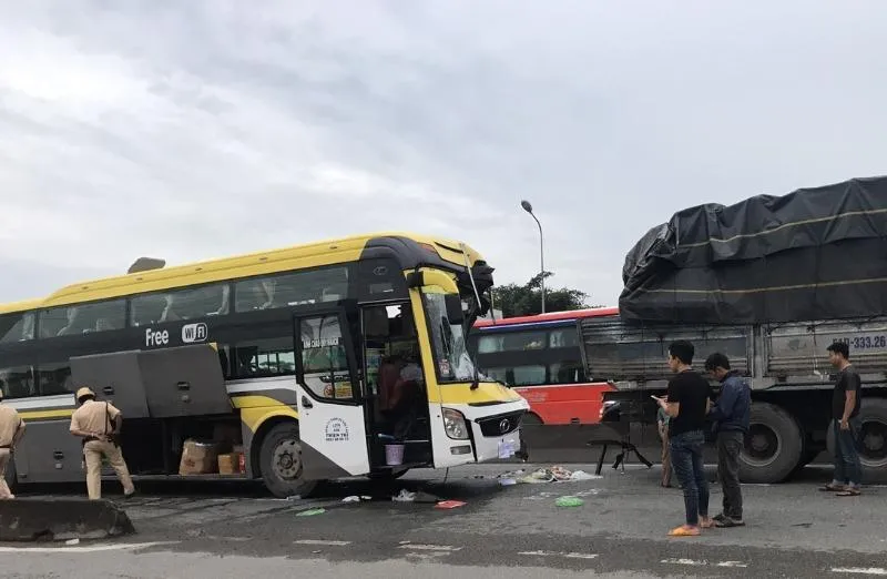 Xe khách tông đuôi xe tải, tài xế tử vong tại chỗ ảnh 3 Xe khách tông đuôi xe tải, tài xế tử vong tại chỗ ảnh 3