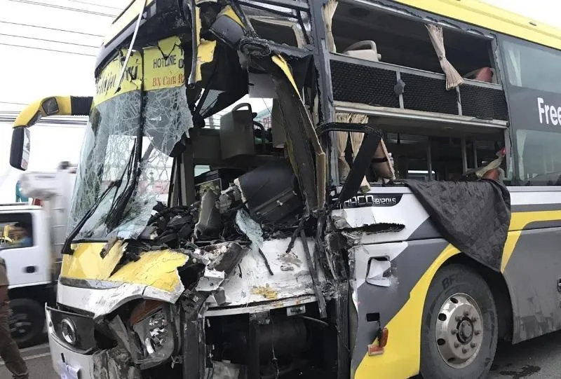 Xe khách tông đuôi xe tải, tài xế tử vong tại chỗ ảnh 2