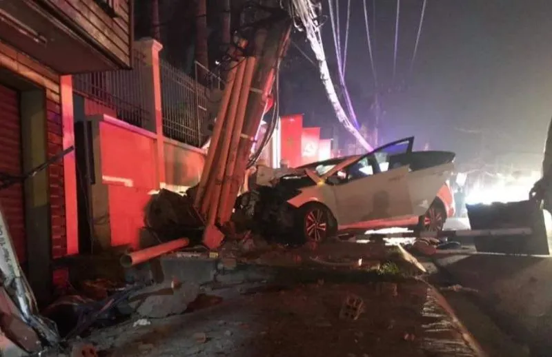 Nghi lái ô tô đi trộm rồi tông gãy cột điện khi thấy công an ảnh 2 Nghi lái ô tô đi trộm rồi tông gãy cột điện khi thấy công an ảnh 2