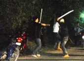 Công an lấy lời khai kẻ đánh vợ, dọa chém người can ngăn ảnh 2 Giang hồ nổ súng, hỗn chiến dữ dội, 2 người dân trúng đạn