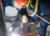 Cứu một phụ nữ mắc kẹt trong giếng thang máy