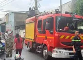 Nhà kho bốc cháy dữ dội tại quận Thủ Đức