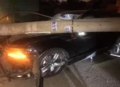 Điện lực TP.HCM thông tin vụ ô tô tông ngã 9 trụ điện ảnh 2 Người nước ngoài lái ô tô buồn ngủ tông ngã hàng loạt cột điện