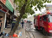 Cảnh sát cứu 5 người khỏi đám cháy ở quận 7 lúc rạng sáng ảnh 1 Vụ cháy 4 người chết: ‘Tôi mất cả con và cháu chỉ sau 1 đêm’