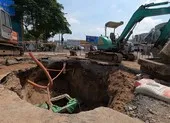 Quận 7: Xuất hiện hố 'tử thần' to bằng chiếc ô tô 7 chỗ ảnh 2 Đổ đất cát lấp hố khổng lồ ở đường Phan Văn Trị
