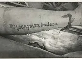 Tìm thân nhân thi thể trôi sông có chữ 'the young man smiles' trên tay