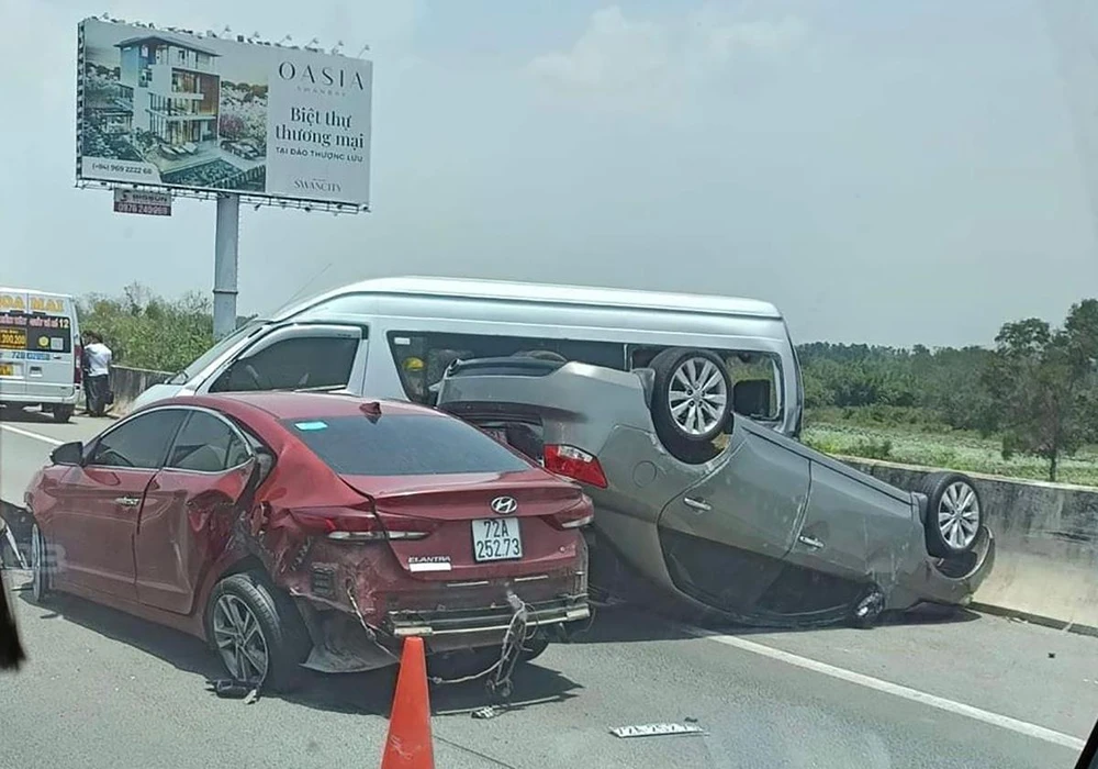 Hiện trường tai nạn khiến một ô tô lật nhào. Ảnh: MXH