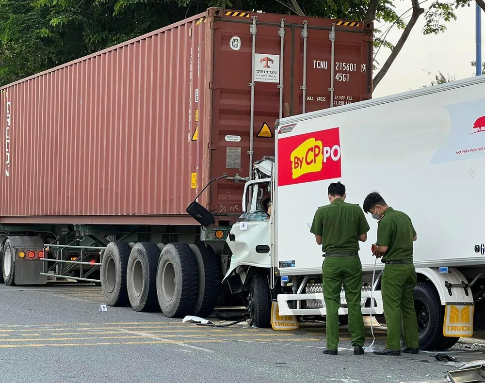 Công an khám nghiệm hiện trường, điều tra nguyên nhân vụ tai nạn. Ảnh: CM Công an khám nghiệm hiện trường, điều tra nguyên nhân vụ tai nạn. Ảnh: CM