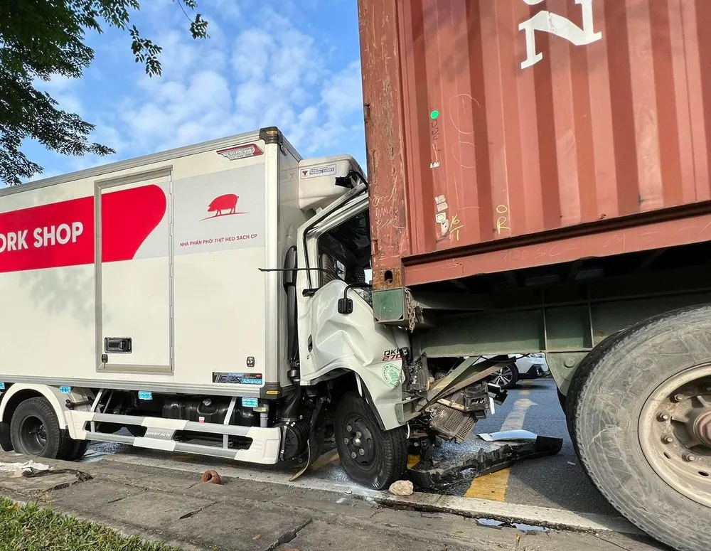 Cabin xe tải bẹp dúm khiến tài xế tử vong tại chỗ. Ảnh: CM Cabin xe tải bẹp dúm khiến tài xế tử vong tại chỗ. Ảnh: CM