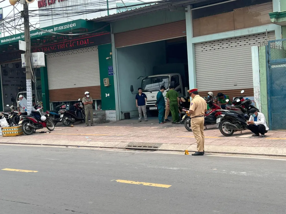 Công an khám nghiệm hiện trường, làm rõ vụ việc. Ảnh: CM Công an khám nghiệm hiện trường, làm rõ vụ việc. Ảnh: CM