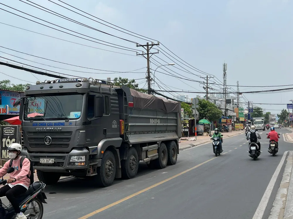 Xe ben liên quan tới vụ việc được người dân chặn lại. Ảnh: CM Xe ben liên quan tới vụ việc được người dân chặn lại. Ảnh: CM