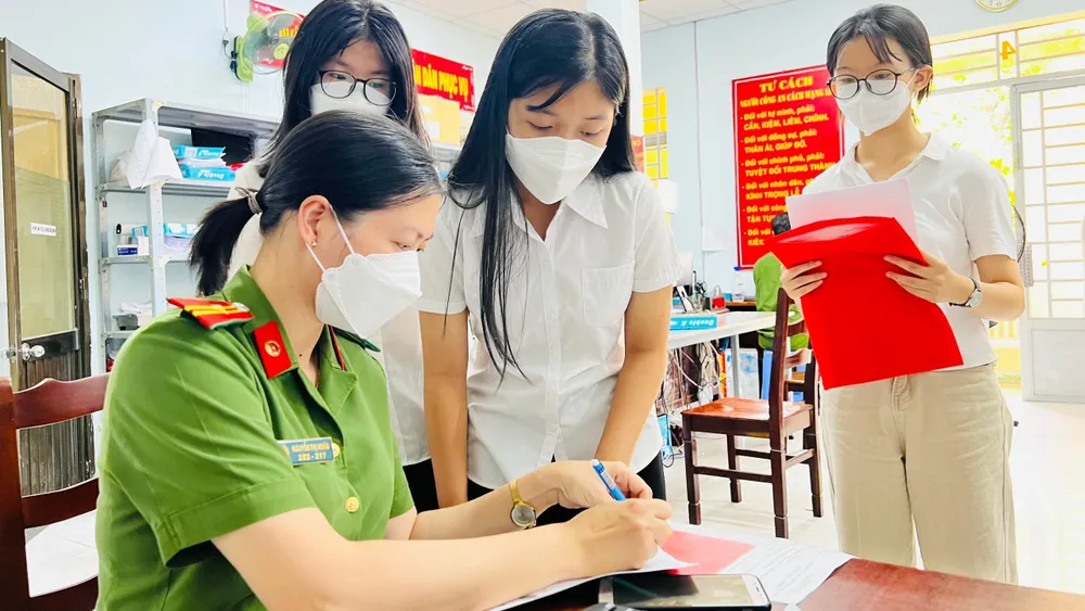 Công an TP Thủ Đức thực hiện cấp CCCD cho học sinh trên địa bàn TP. Ảnh: TS