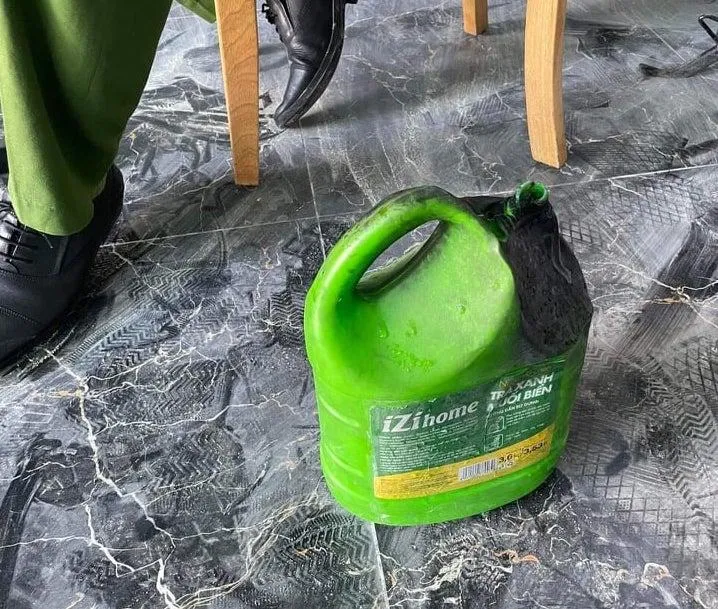 Can xăng công an thu giữ tại hiện trường. Ảnh: DCC Can xăng công an thu giữ tại hiện trường. Ảnh: DCC