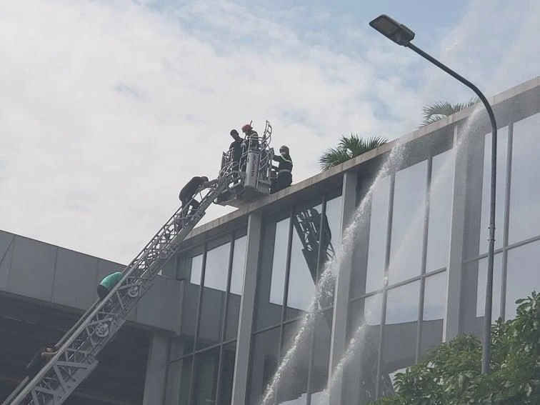 Xe thang tiếp cận, đưa các nạn nhân mắc kẹt từ tâng cao xuống đất. Ảnh: TS